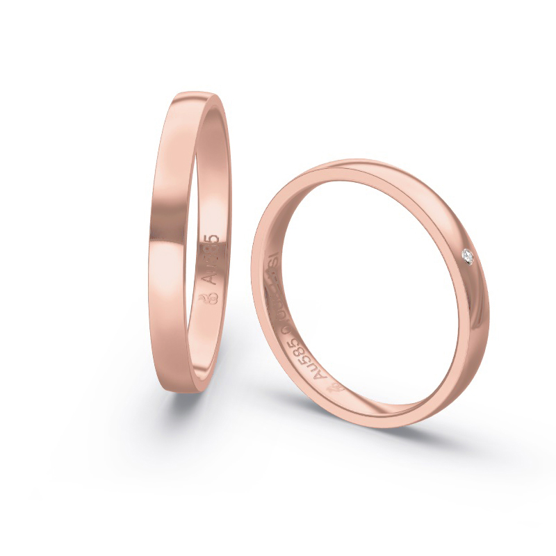Aufnahme von schmalen Eheringen aus Roségold in 2,5 mm Breite mit Diamant und Polierung 