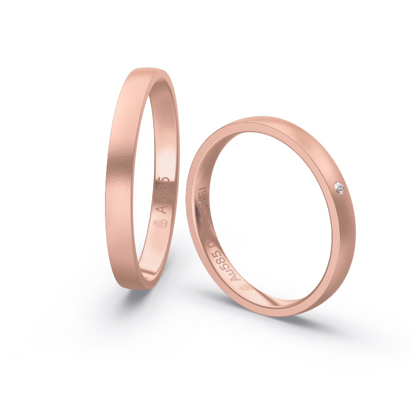 Aufnahme von schmalen Eheringen aus Rosegold in 2,5 mm Breite mit Diamant und Sandmattierung