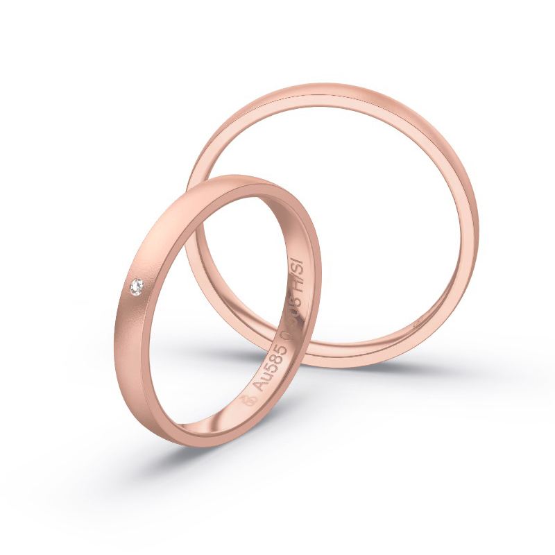 Aufnahme von schmalen Eheringen aus Rosegold in 2,5 mm Breite mit Diamant und Sandmattierung