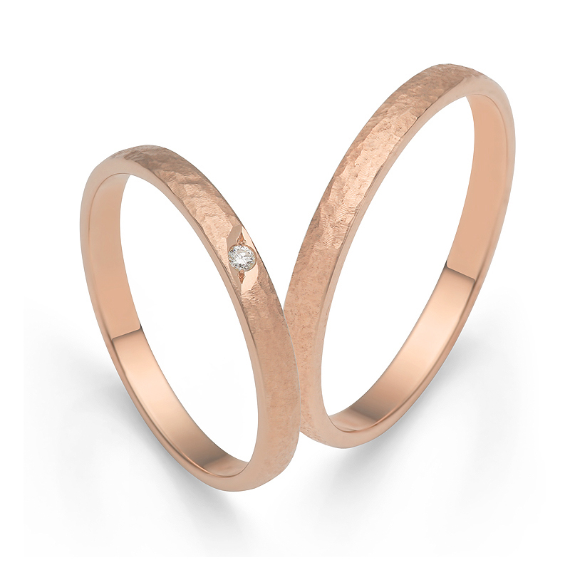 Aufnahme von Roségold Eheringe mit Hammerschlag und Diamanten