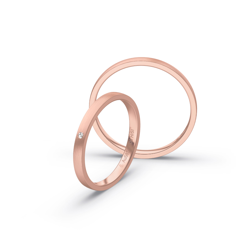 Aufnahme von schmalen Eheringen aus Rosegold in 2 mm Breite mit Diamant und Mattierung 