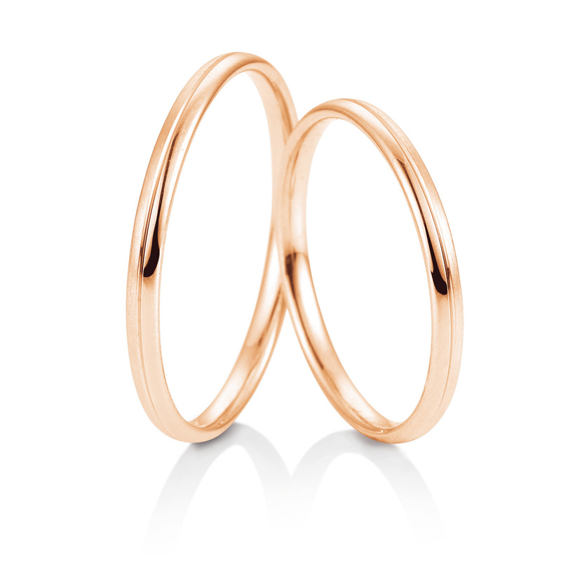 Aufnahnme von Eheringen aus Roségold mit polierter Mittelrille und schmalem Design