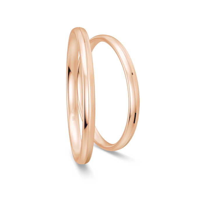 Aufnahnme von Eheringen aus Roségold mit polierter Mittelrille und schmalem Design