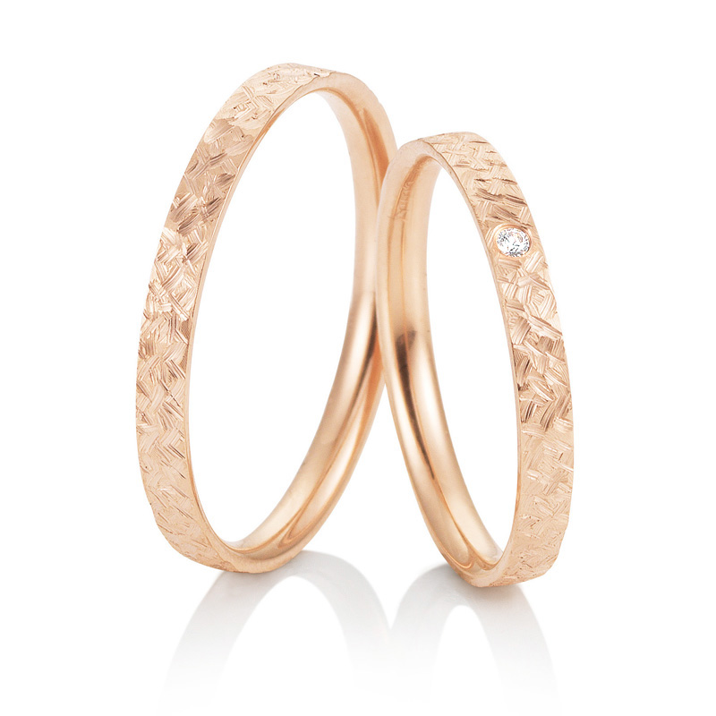 Aufnahme von Eheringen aus Roségold mit Diamanten mit Strukturierung 