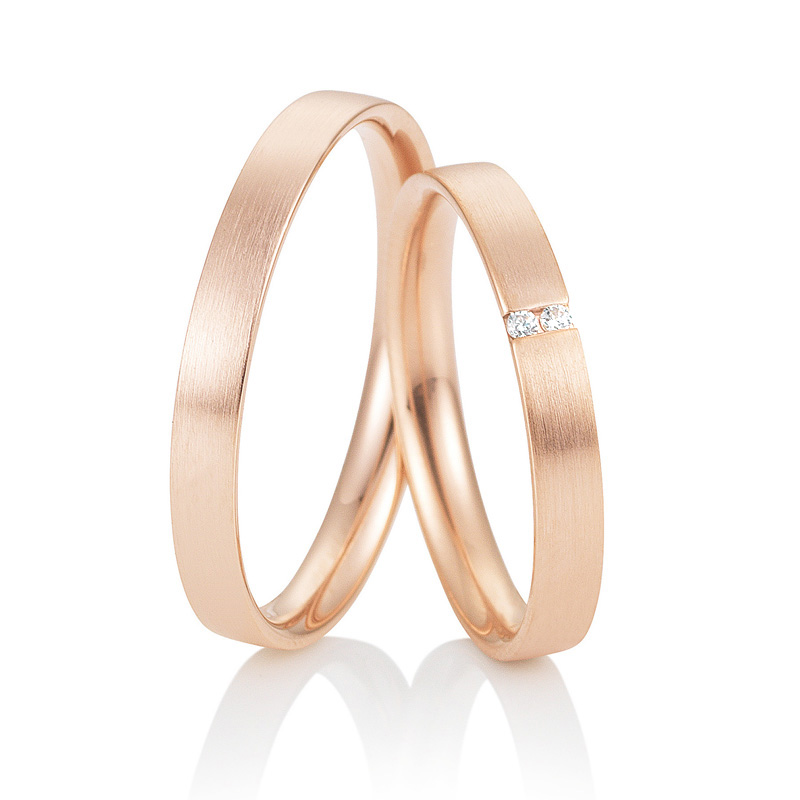 Aufnahme von Weißgold Eheringen mit zwei Diamanten und längsmatter Oberfläche