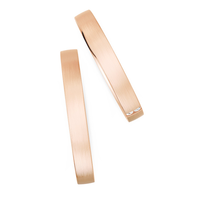 Aufnahme von Weißgold Eheringen mit zwei Diamanten und längsmatter Oberfläche