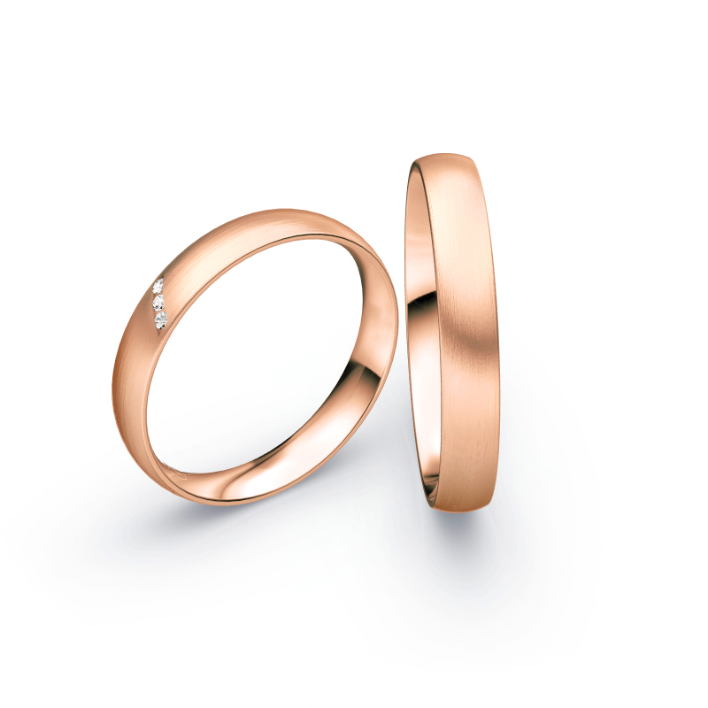 Aufnahme der Rotgold Eheringe mit matter Oberfläche und 3 schräg gefassten Diamanten