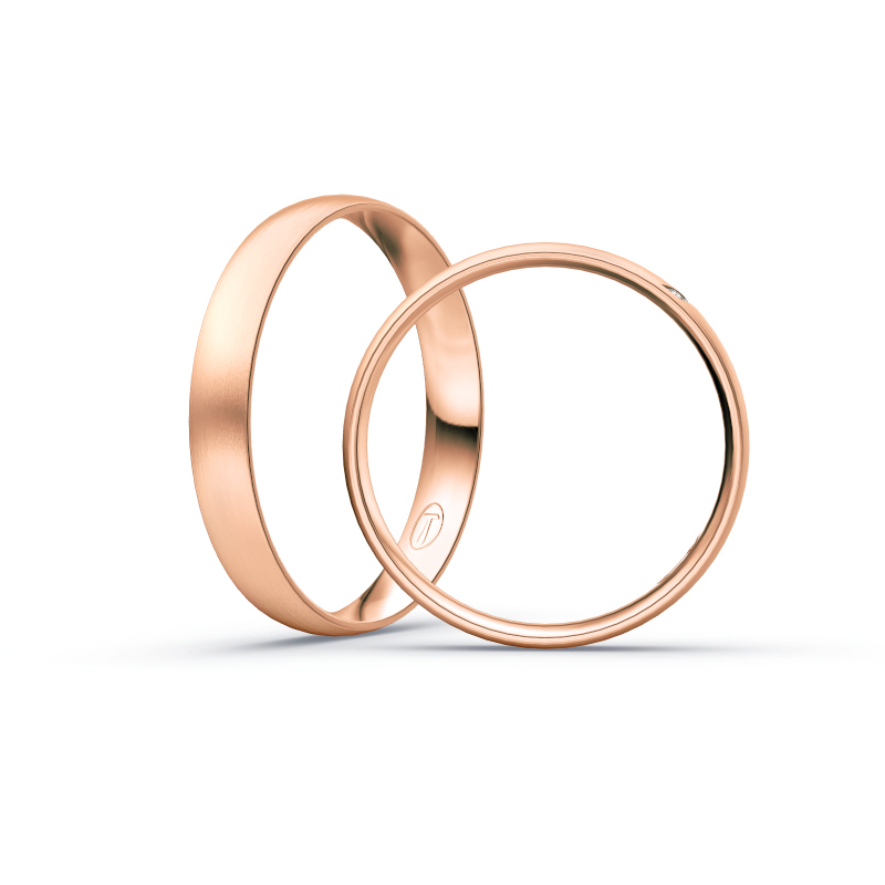 Aufnahme der Rotgold Eheringe mit matter Oberfläche und 3 schräg gefassten Diamanten
