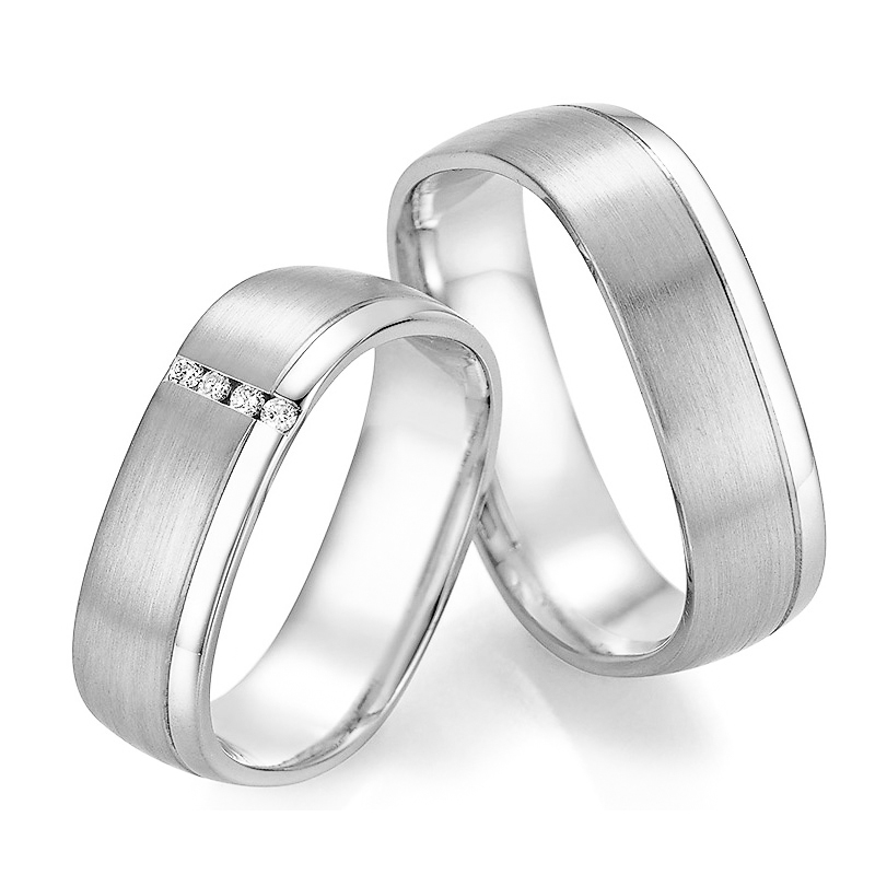 Aufnahme von eckigen Eheringen aus Silber mit Mattierung und Diamanten