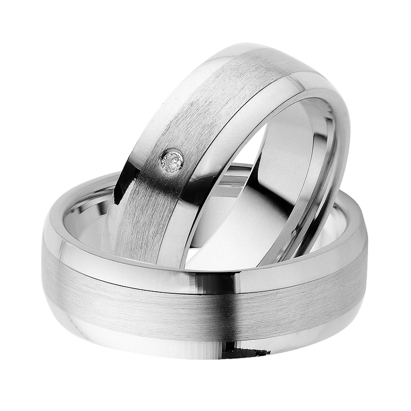 Aufnahme von Eheringen aus Silber mit matter Fläche und polierten Rändern und Diamanten