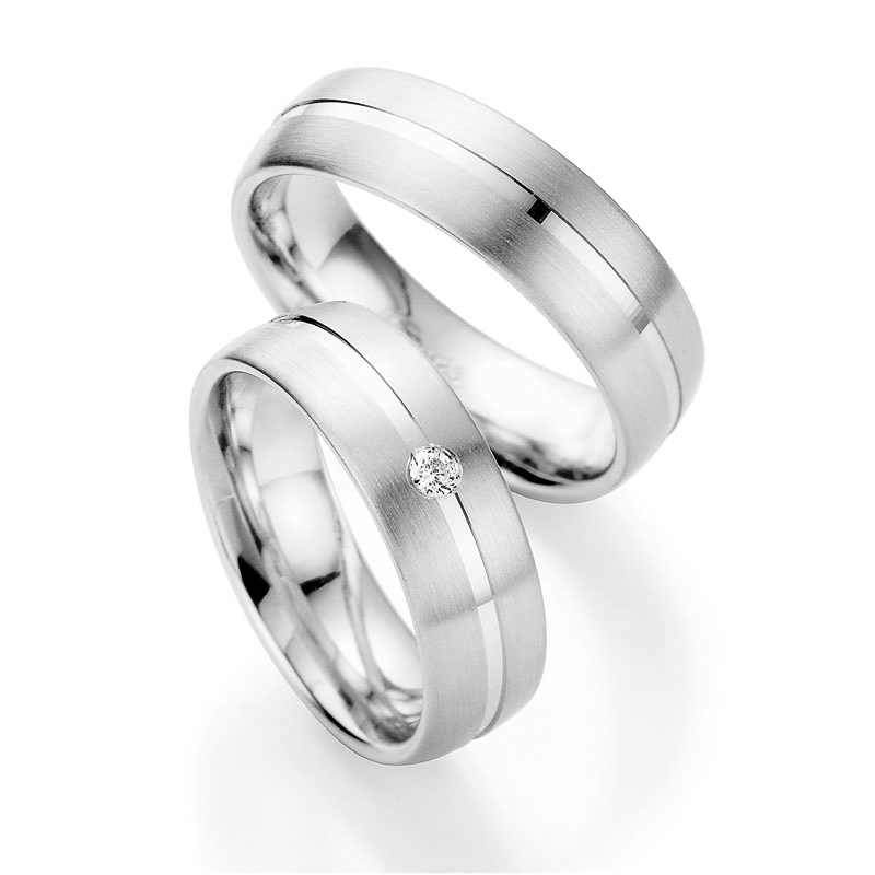 Aufnahme von Eheringen aus Silber mit Mattierung und Diamanten und Rillen