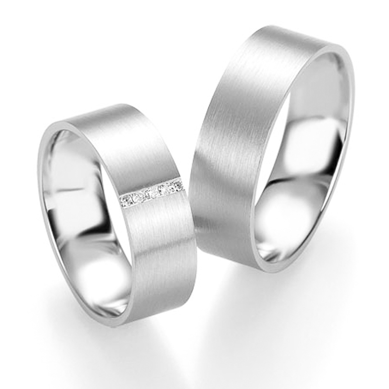 Aufnahme von Eheringen aus Silber mit Mattierung und Diamanten in Rillen