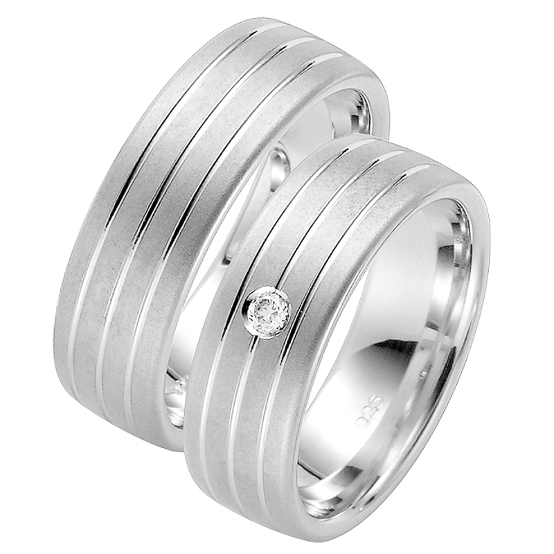 Aufnahme von Eheringen aus Silber mit Mattierung und Diamanten und Rillenmuster