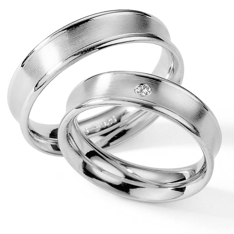 Aufnahme von konkaven Eheringen aus Silber mit Mattierung und Diamanten