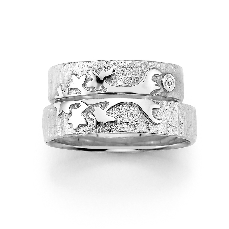  Aufnahme von Eheringen aus Silber mit Strukturierung und Baummuster und Diamanten