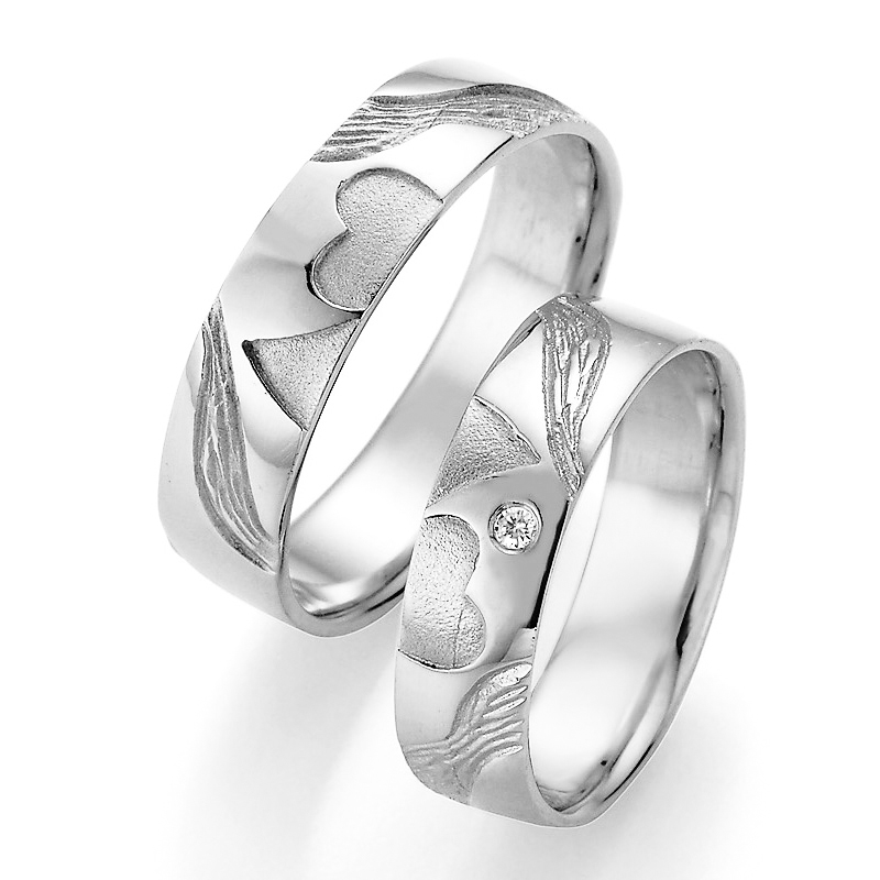  Aufnahme von Eheringen aus Silber mit Strukturierung und Herzenmuster und Diamanten