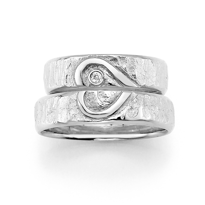  Aufnahme von Eheringen aus Silber mit Strukturierung und Herzenmuster und Diamanten