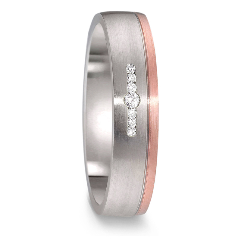 Aufnahme des Titan Traurings mit Roségold Rand längstmattiert mit 7 Diamanten in Linie