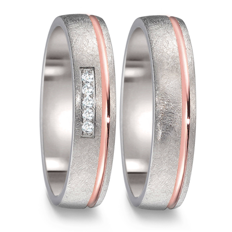 Aufnahme der Titan Eheringe eismattiert mit Roségold Vertiefung mit 5 Diamanten in Kanalfassung