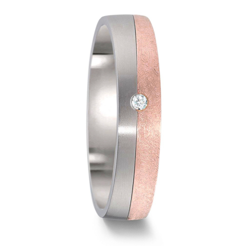 Frontale Aufnahme von Titan und Roségold Ehering mit polierter und kratzmatter Flächen Diamanten