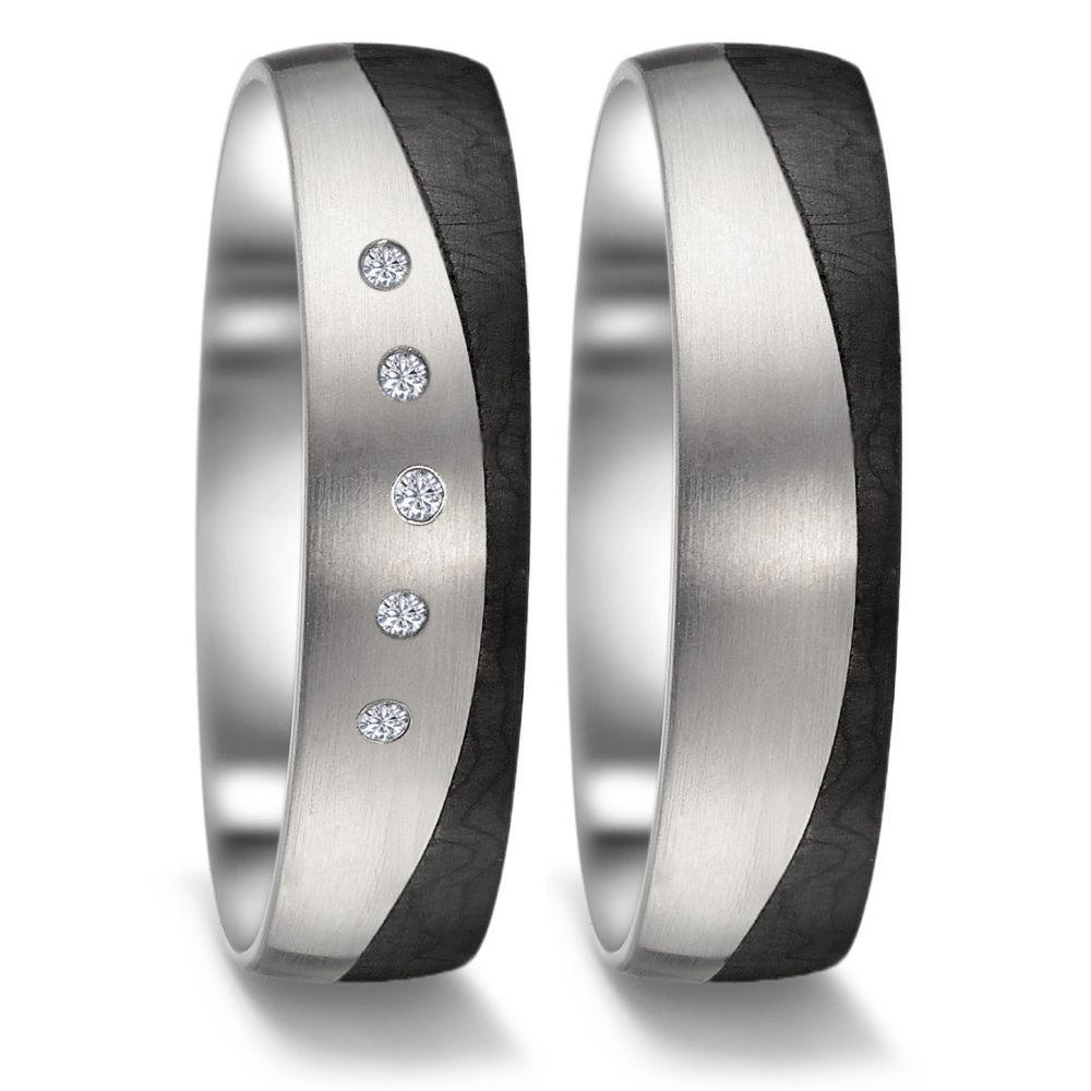 Frontale Aufnahme von Eheringen aus Titan und Carbon in geschwungenem Design mit fünf Diamanten
