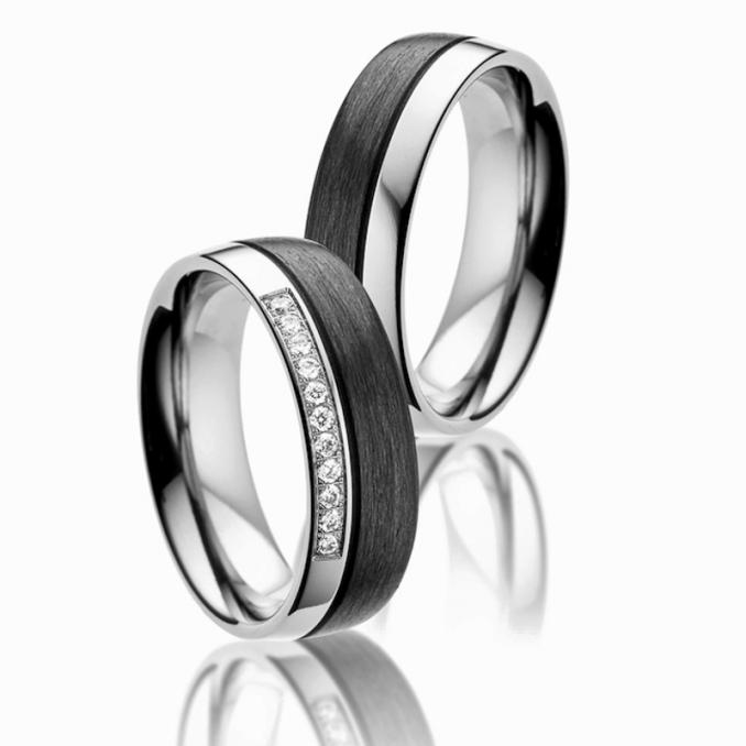 Aufnahme von Titan Eheringen mit gemasertem Carbonstreifen und 11 Diamanten