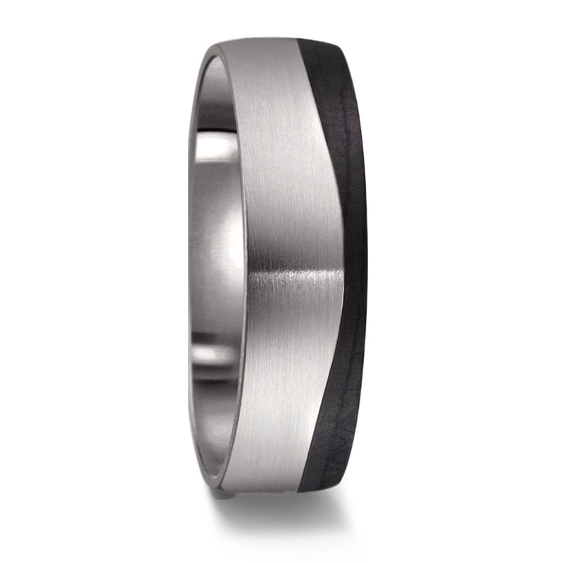 Aufnahme von bicoloren Eheringe aus Titan und Carbon