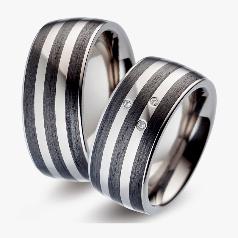 Aufnahme von breiten Titan Partnerringen mit drei schwarzen Carbonstreifen und 3 Weißen Brillanten