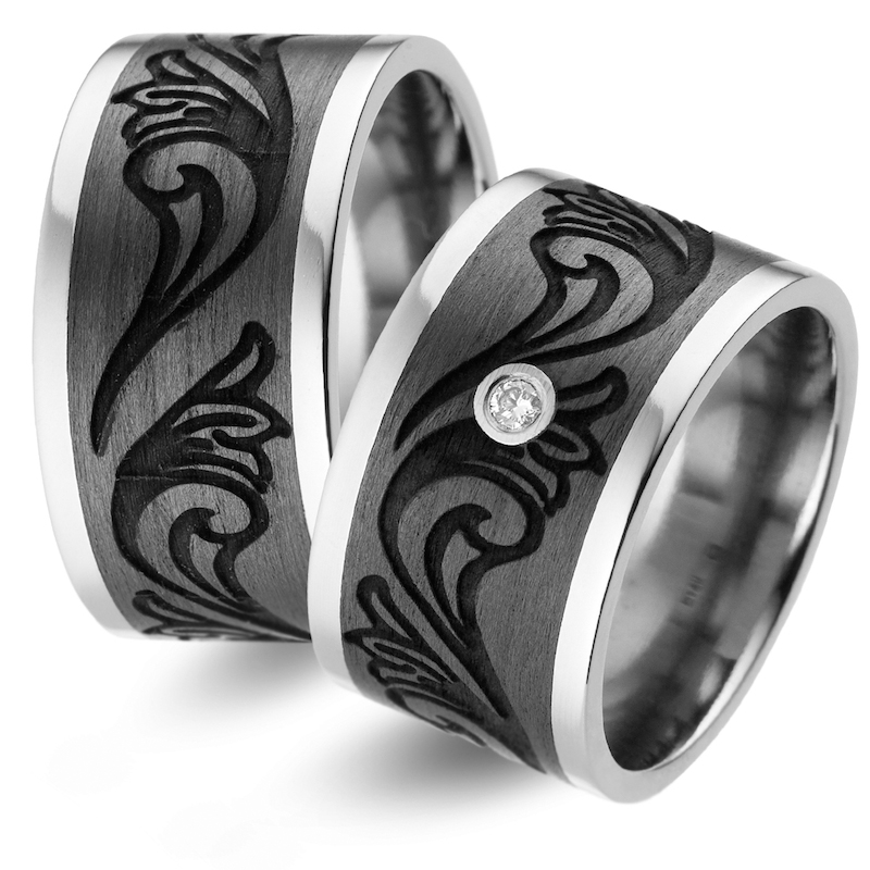 Aufnahme von Carbon und Titan Eheringen mit Floralem Muster und Diamanten