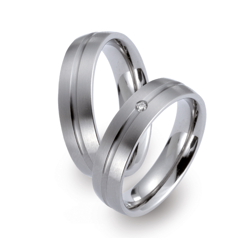 Moderne Partnerringe Eheringe aus nickelfreiem Titan, matt & wahlweise mit einem Diamanten 51421/001