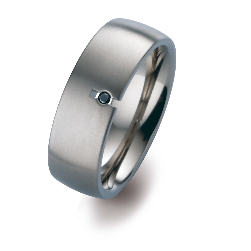 Aufnahme von breiten Eheringen aus Titan mattiert mit schwarzem Diamanten