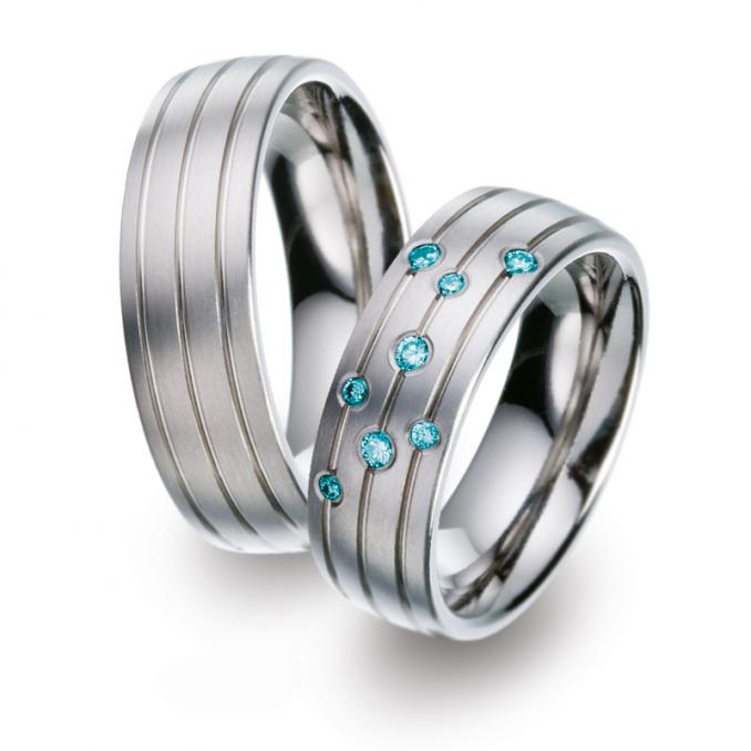 Aufnahme von Eheringen aus Titan mattiert mit Rillen und acht blauen Diamanten