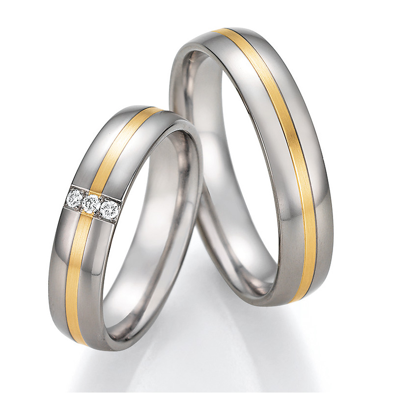 Bicolore Titan Trauringe mit Gelbgoldstreifen und Diamanten 4560118