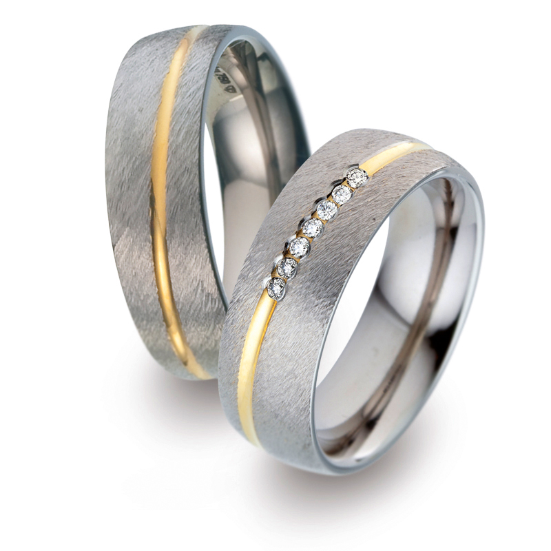 Breite Eheringe Partnerringe aus Titan, kratzmattiert, mit Gelbgoldstreifen und Brillianten 52031/00