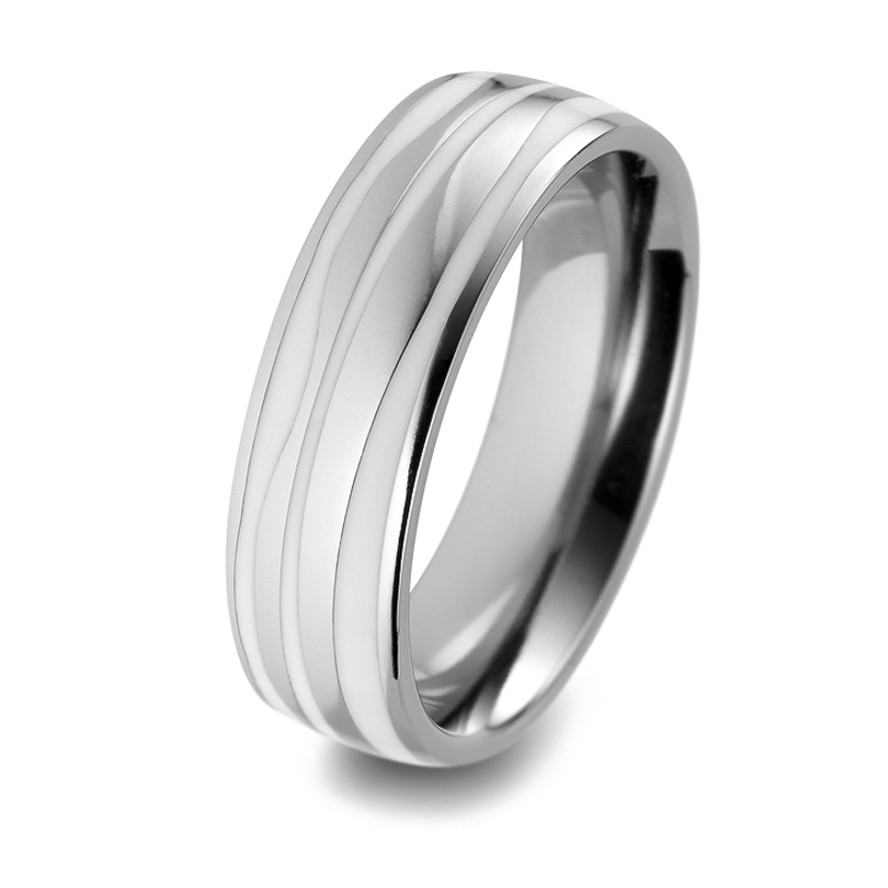 Aufnahme von Titan Trauringen mit eleganter weißer Keramikeinlage und 3 Diamanten 