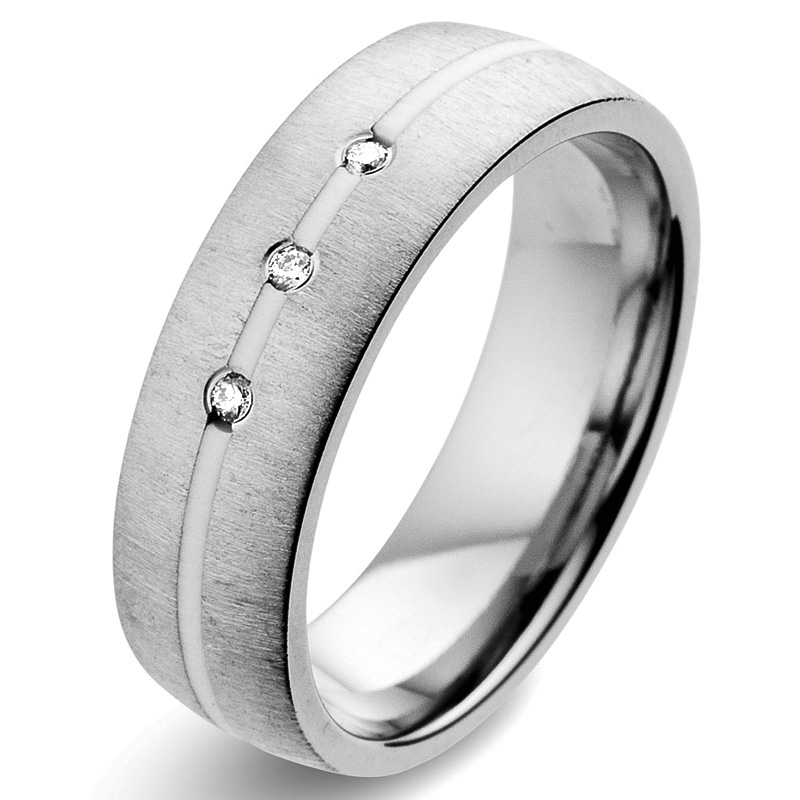 Aufnahme von Quergebürsteten Eheringen aus Titan mit drei Diamanten und Keramikstreifen 