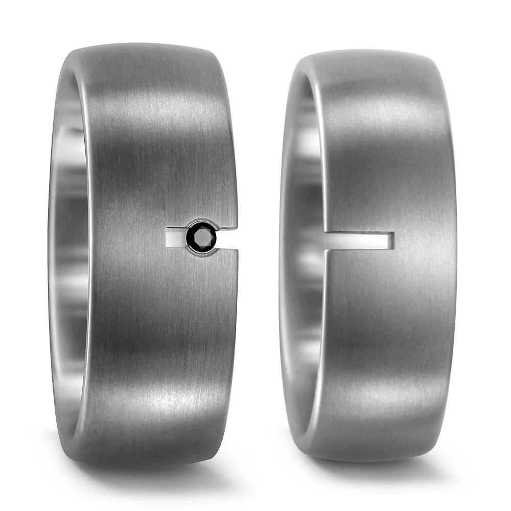 Aufnahme von breiten Eheringen aus Titan mattiert mit schwarzem Diamanten