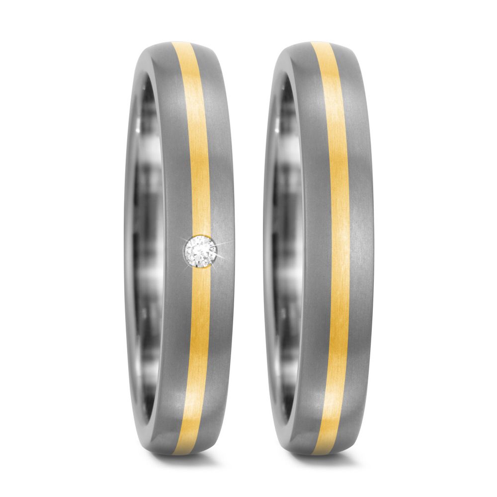 Aufnahme von Eheringen aus Titan und Gelbgold mattiert mit Diamanten