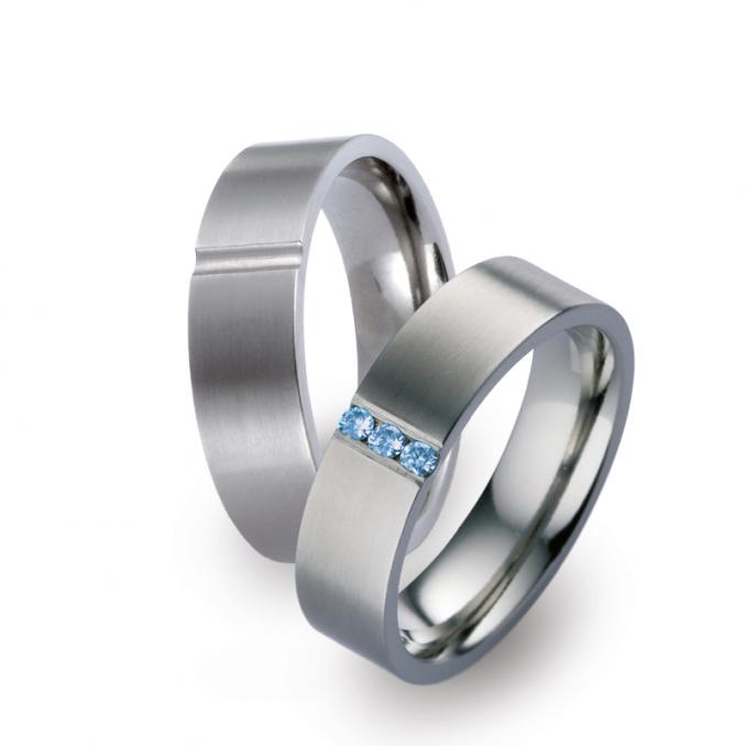 Aufnahme von Eheringen aus Titan längsmattiert mit drei blauen Diamanten