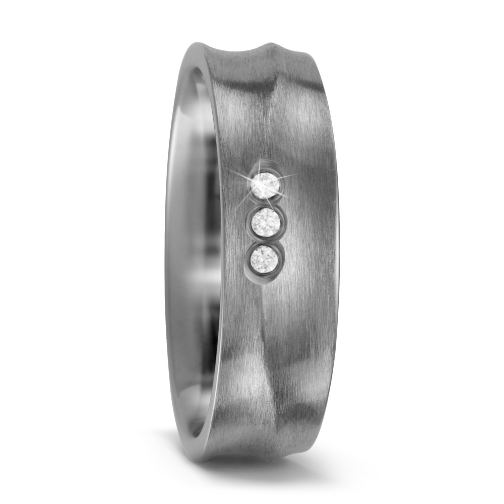 Aufnahme von Ehering aus gebürstetem Titan mit welliger Form und 3 Diamanten