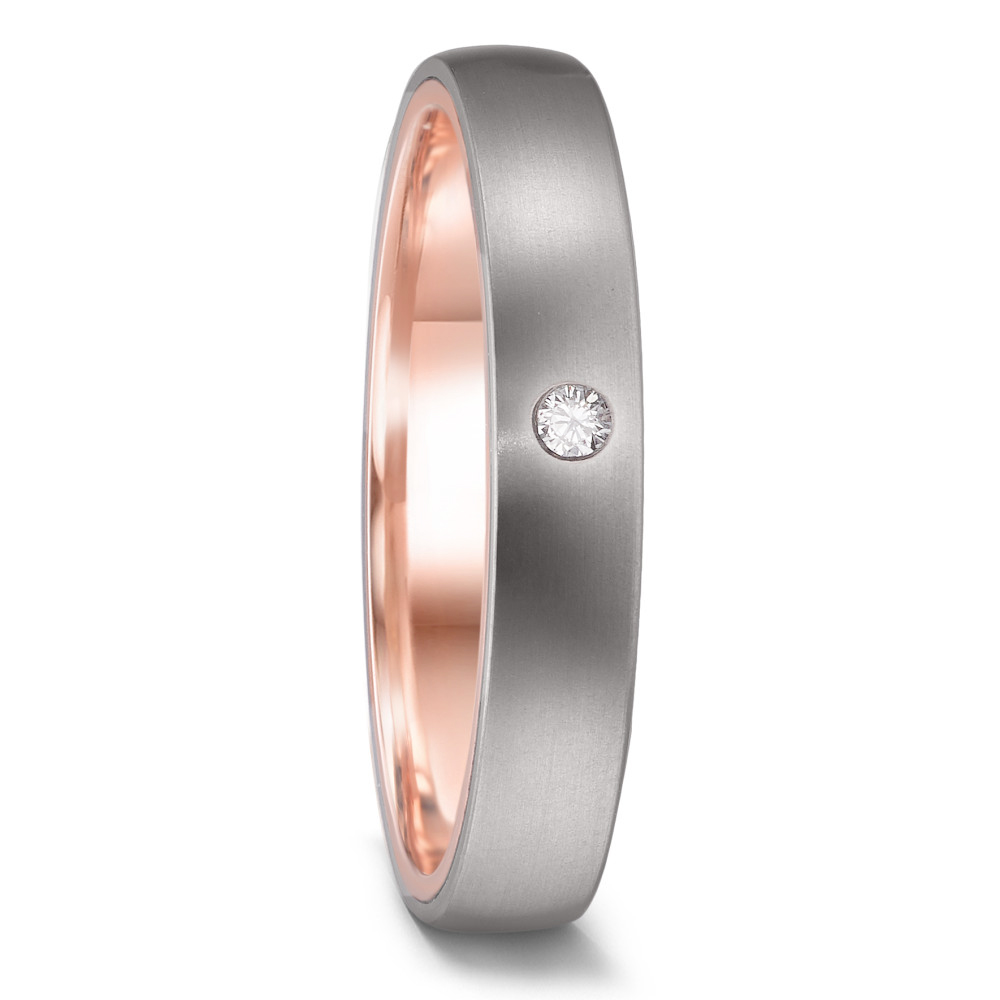 Aufnahme von Eheringen aus längsmattem Titan mit Rotgold und Diamanten
