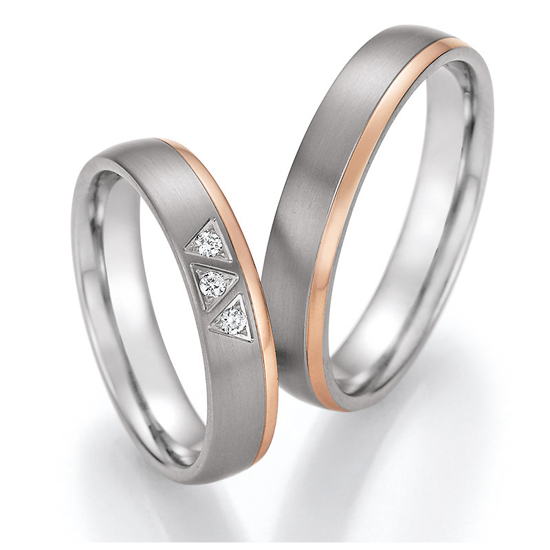 Interessant gestaltete Titan & Roségold Trauringe mit Diamanten und poliertem Streifen 4560114