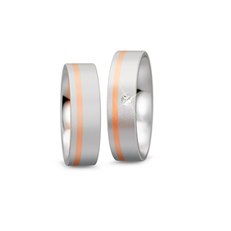 Aufnahme von bicoloren Partnerringen aus Titan mit Rotgold und Brillianten