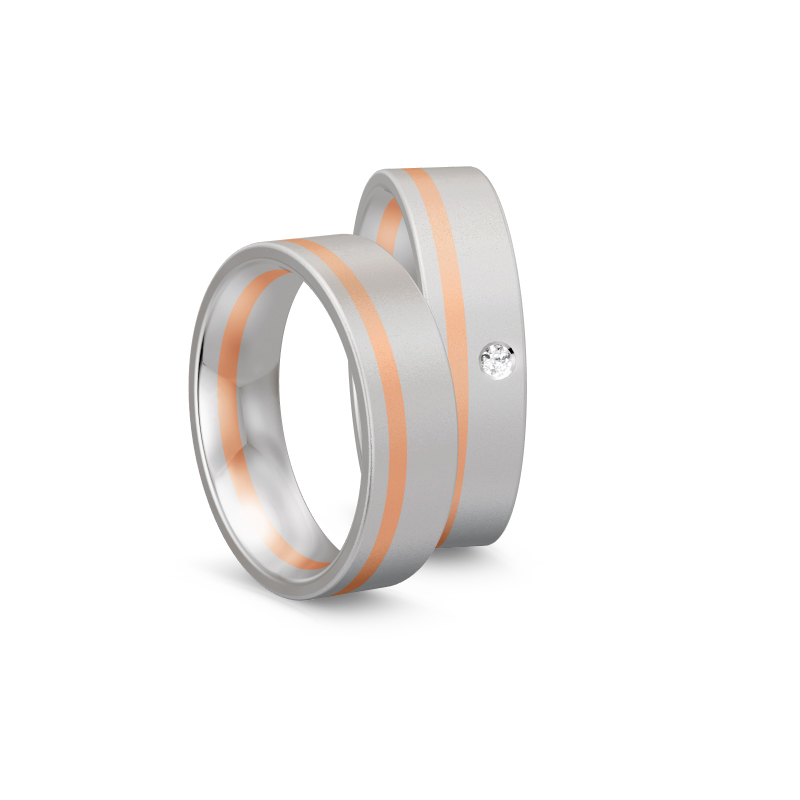 Aufnahme von bicoloren Partnerringen aus Titan mit Rotgold und Brillianten