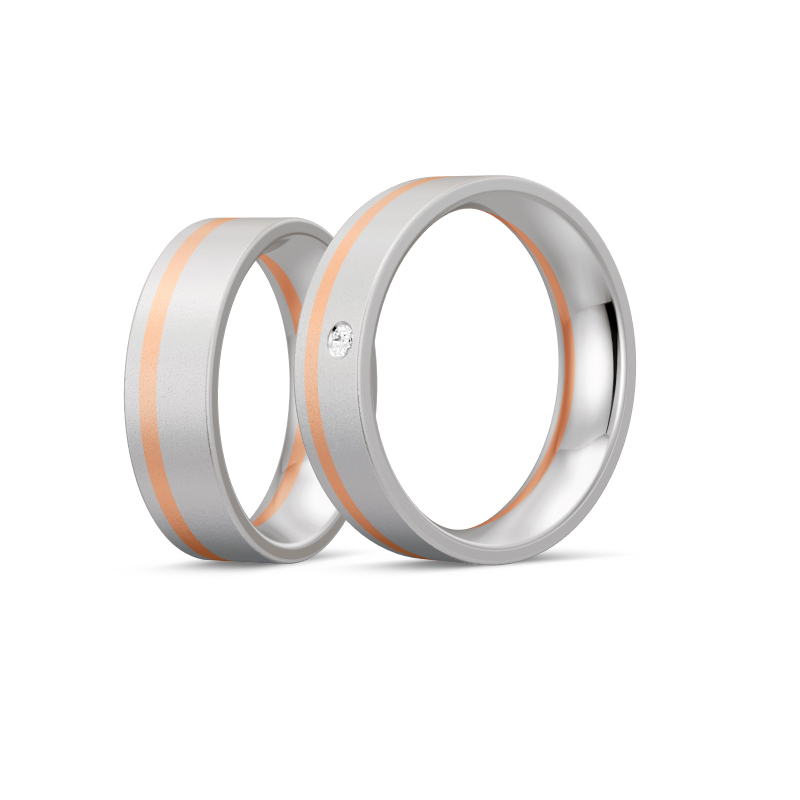 Aufnahme von bicoloren Partnerringen aus Titan mit Rotgold und Brillianten