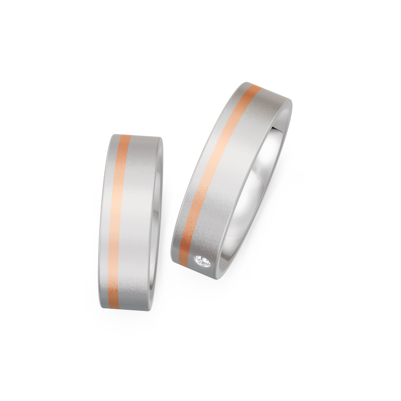 Aufnahme von bicoloren Partnerringen aus Titan mit Rotgold und Brillianten