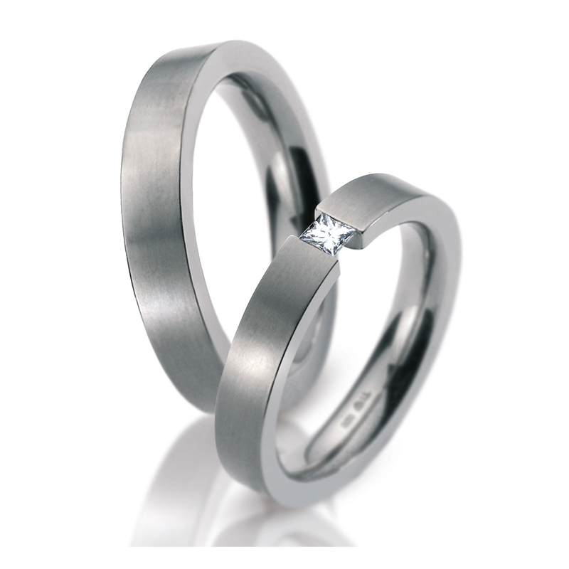 Schlichte Partnerringe aus Titan, mattiert mit einem großen Diamanten 50954/001/C10/2000