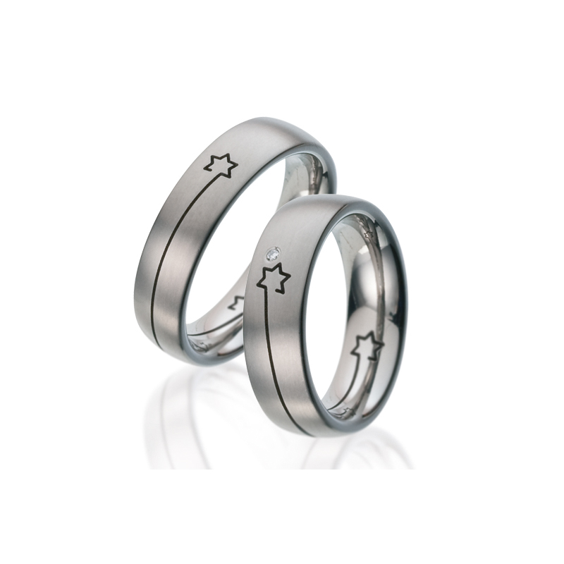 Formschöne Eheringe aus Titan mit Sternenmuster und Diamanten 8926871