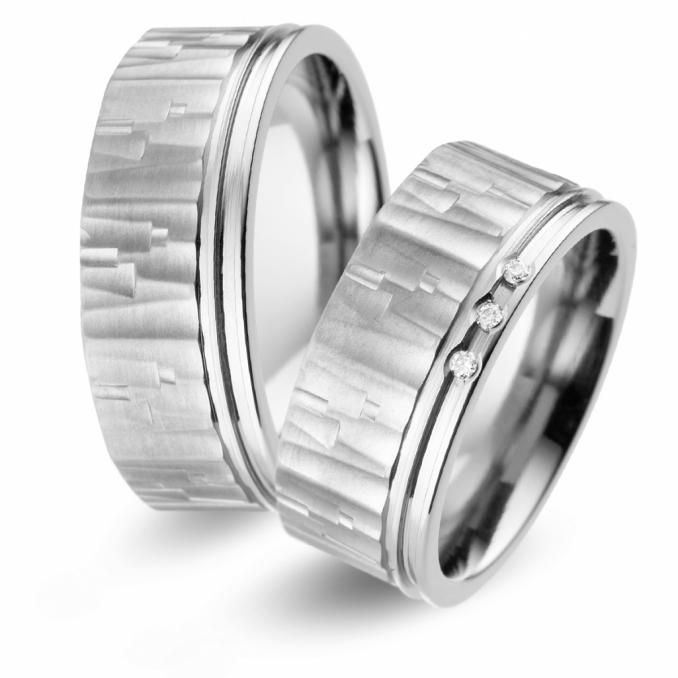 Aufnahme von Eheringen aus strukturierten Titan mit Diamant auf Hand