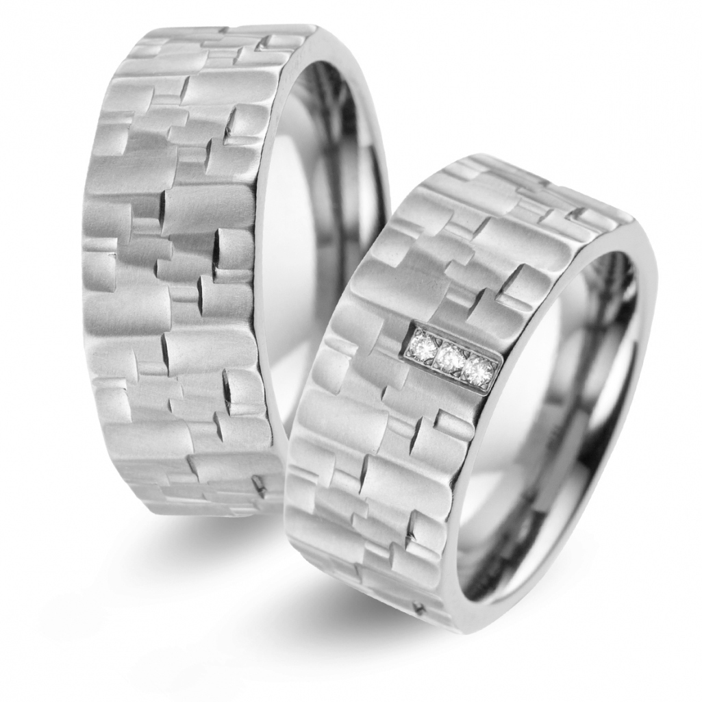 Eheringe aus Titan, strukturiert mit Diamant 